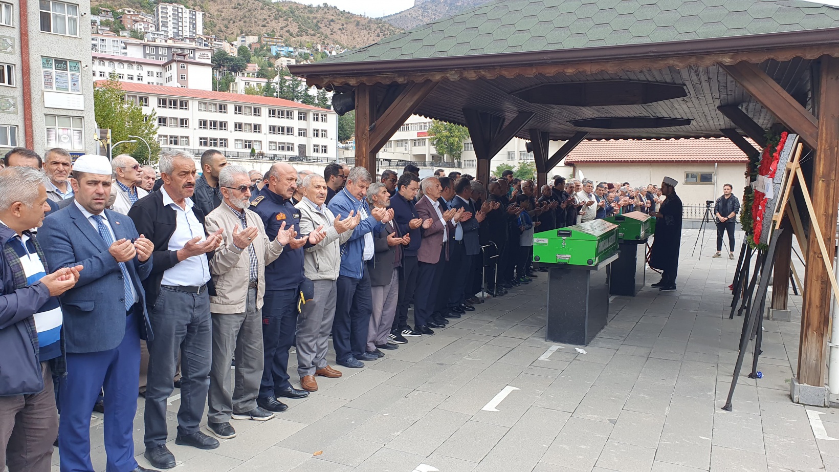 Gözyaşlarıyla son yolculuklarına uğurlandılar 22