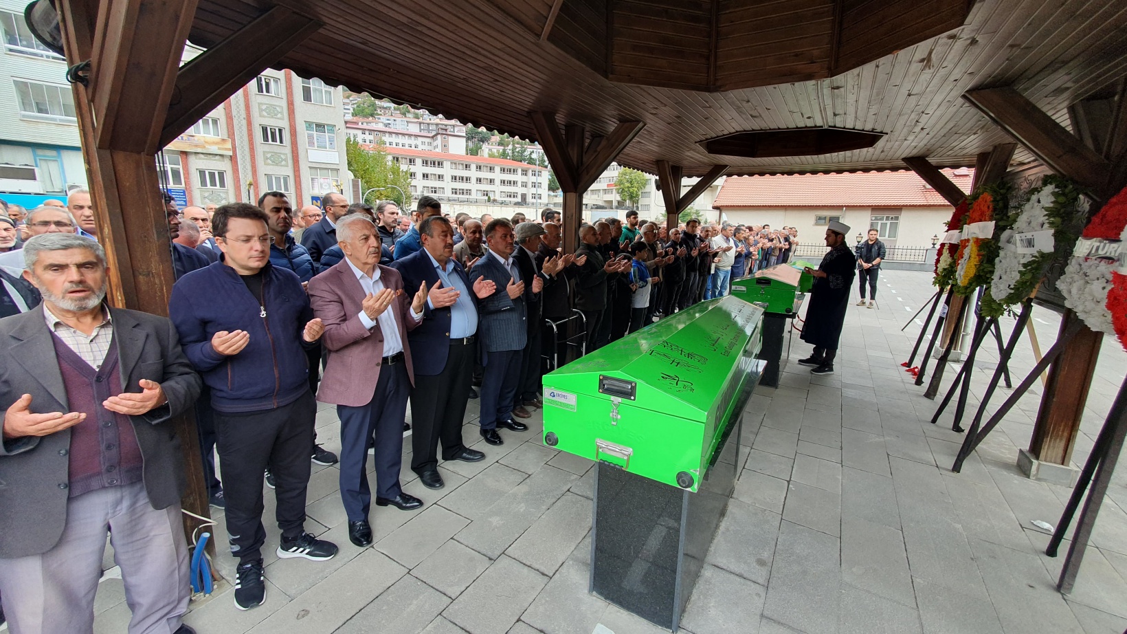 Gözyaşlarıyla son yolculuklarına uğurlandılar 13