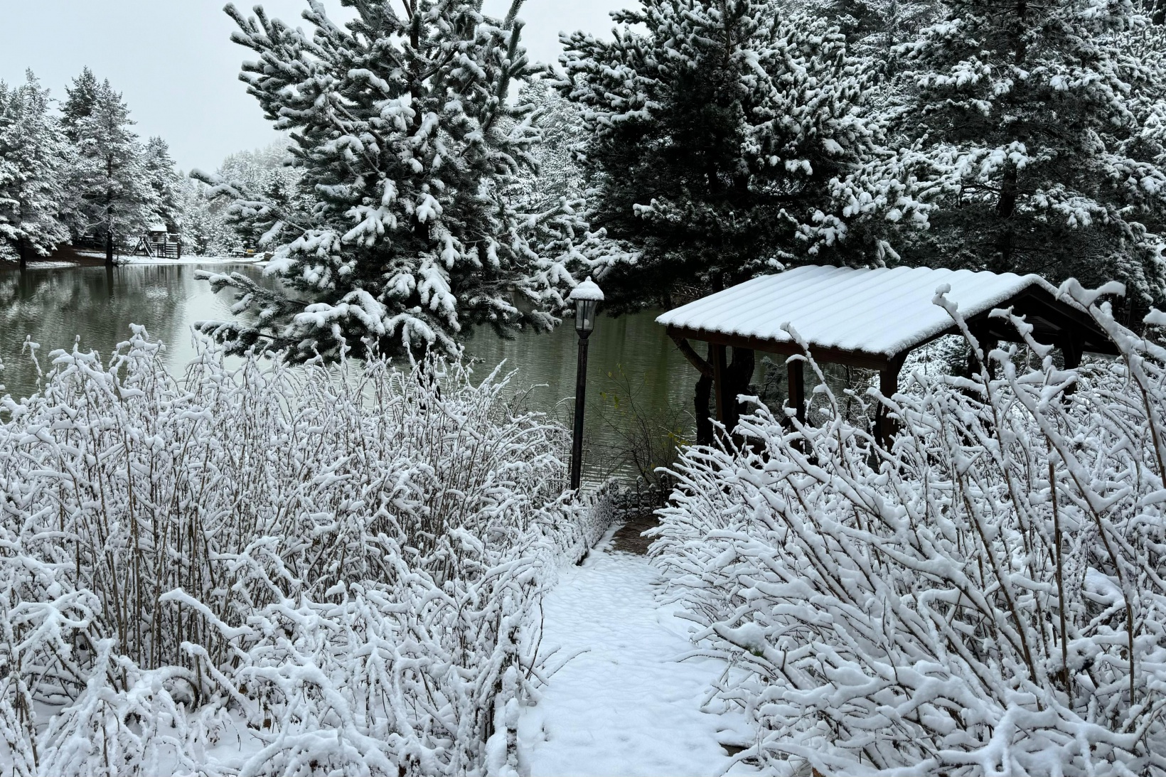 Zigana Dağı'nın eteklerindeki Limni Gölü beyaz gelinliğini giydi 18