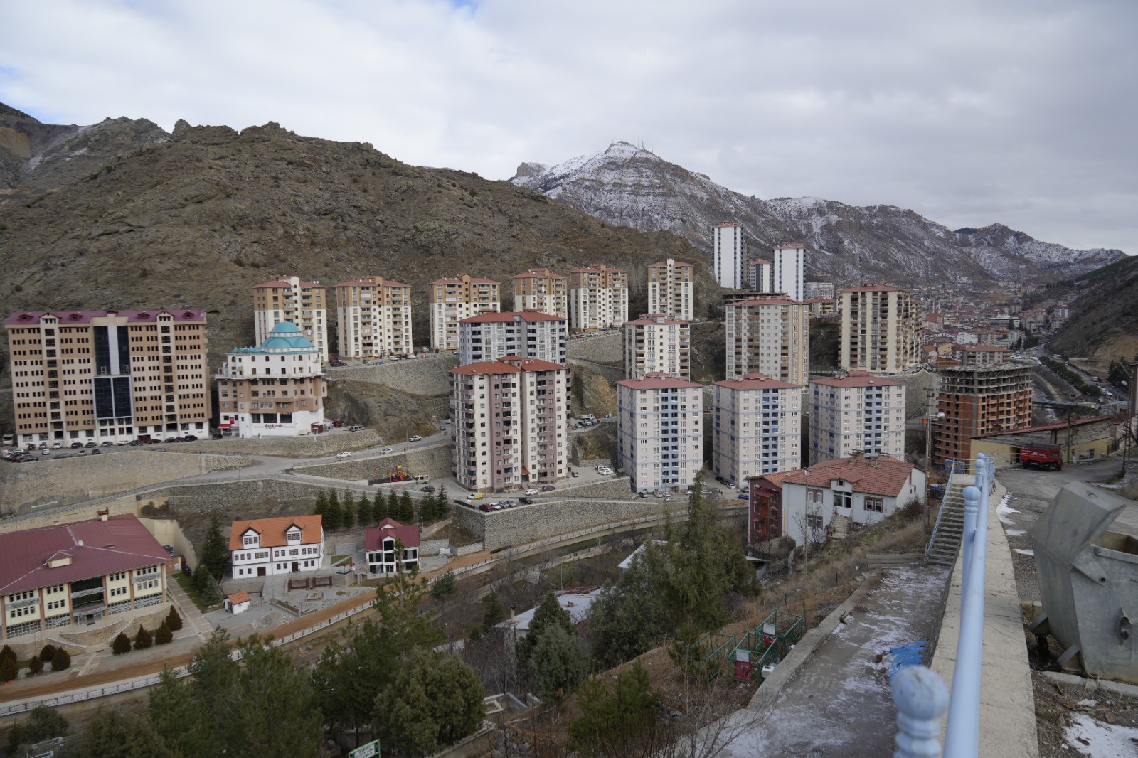 Bin 700 seçmenli mahallede 10 muhtar adayı 1