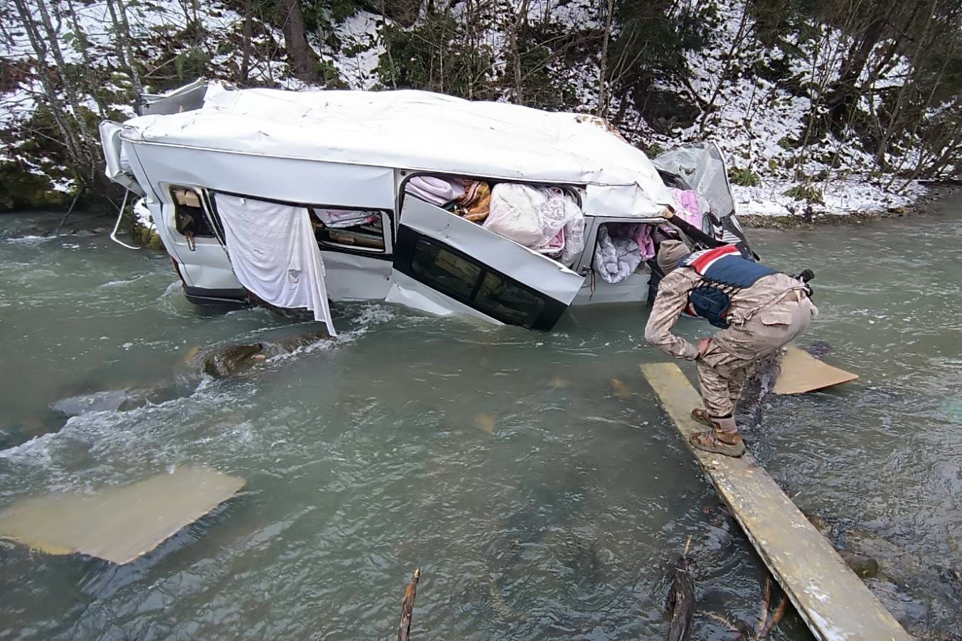 Pazara giden konfeksiyon yüklü minibüs dereye yuvarlandı: 1 yaralı 2