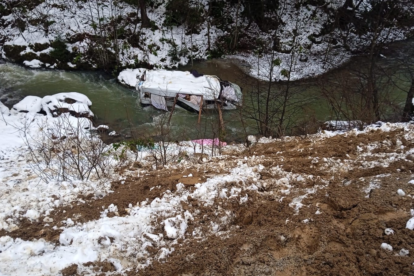 Pazara giden konfeksiyon yüklü minibüs dereye yuvarlandı: 1 yaralı 4