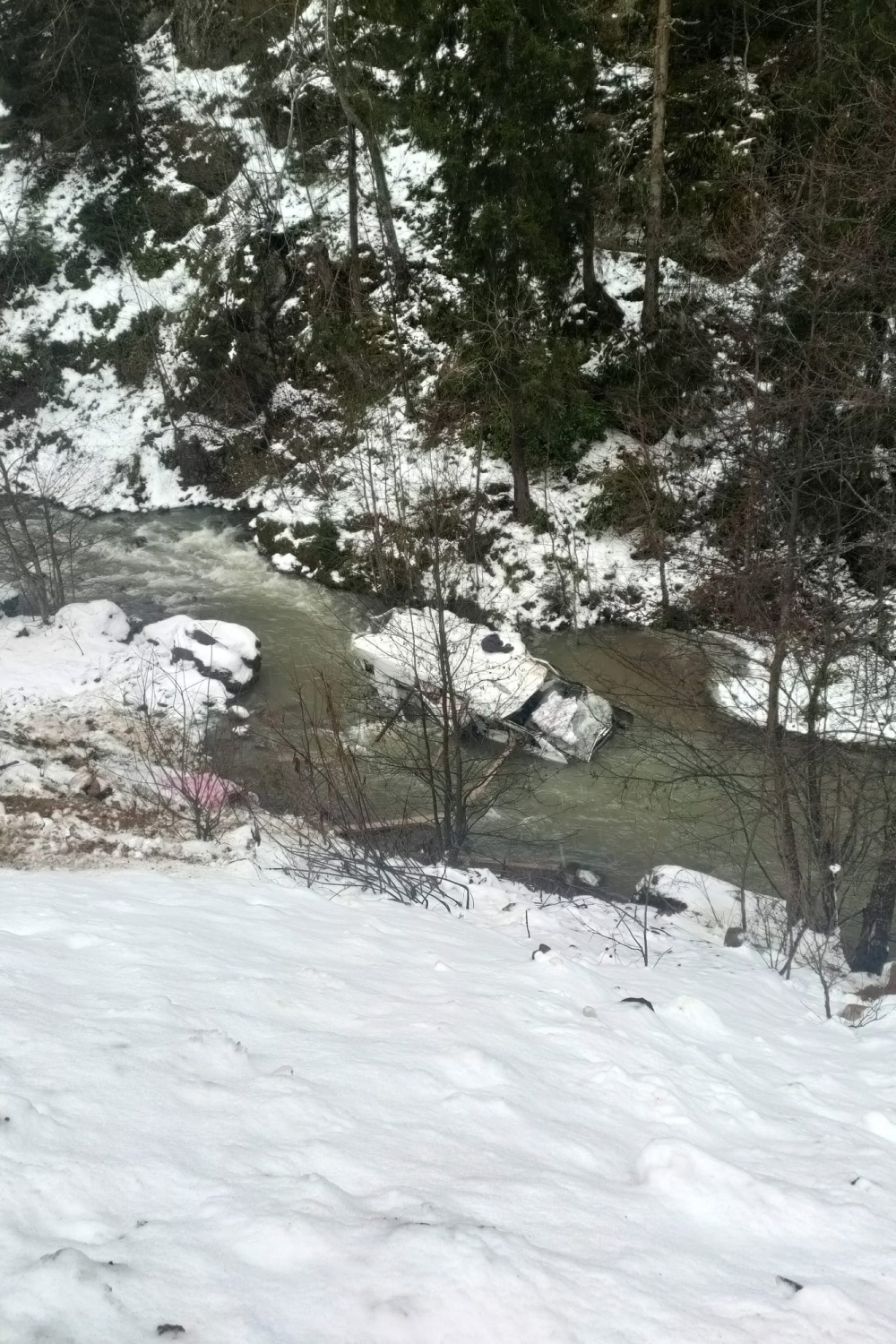 Pazara giden konfeksiyon yüklü minibüs dereye yuvarlandı: 1 yaralı 3