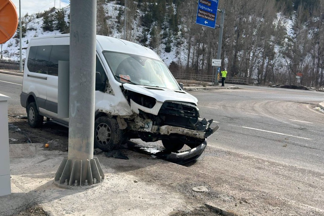 Gümüşhane’de otomobille servis minibüsü çarpıştı: 4 yaralı 2