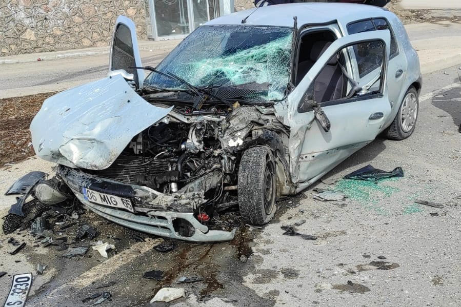 Gümüşhane’de otomobille servis minibüsü çarpıştı: 4 yaralı 1