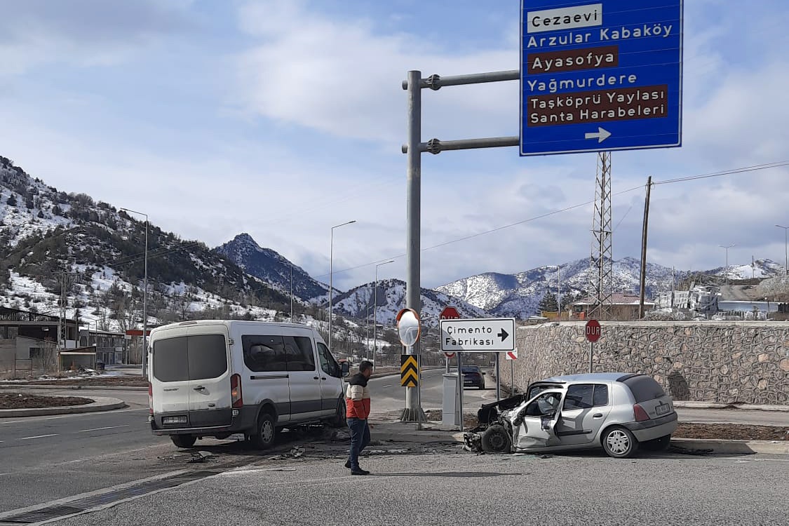 Gümüşhane’de otomobille servis minibüsü çarpıştı: 4 yaralı 3