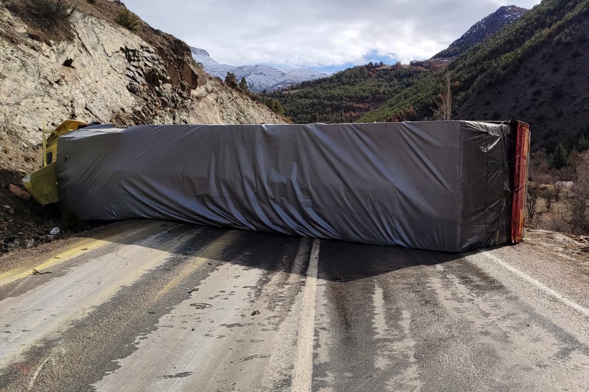 Gümüşhane'de kontrolden çıkan tır yan yattı: 1 yaralı 3