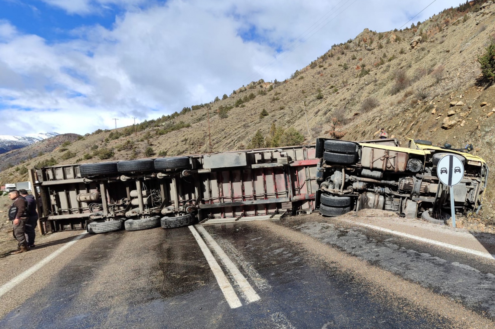 Gümüşhane'de kontrolden çıkan tır yan yattı: 1 yaralı 2