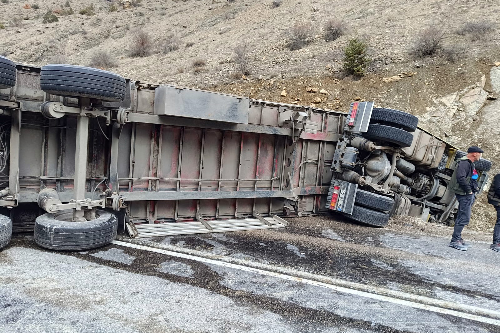 Gümüşhane'de kontrolden çıkan tır yan yattı: 1 yaralı 4