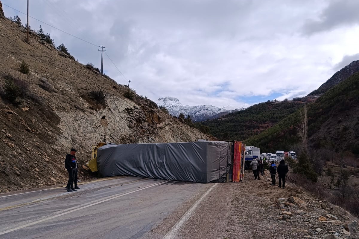Gümüşhane'de kontrolden çıkan tır yan yattı: 1 yaralı 1