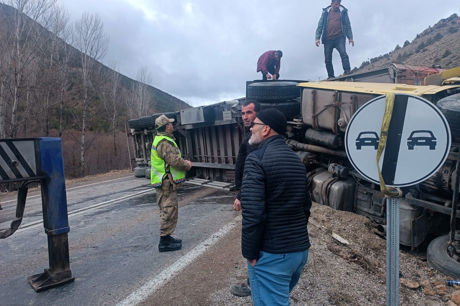 Gümüşhane'de kontrolden çıkan tır yan yattı: 1 yaralı 6