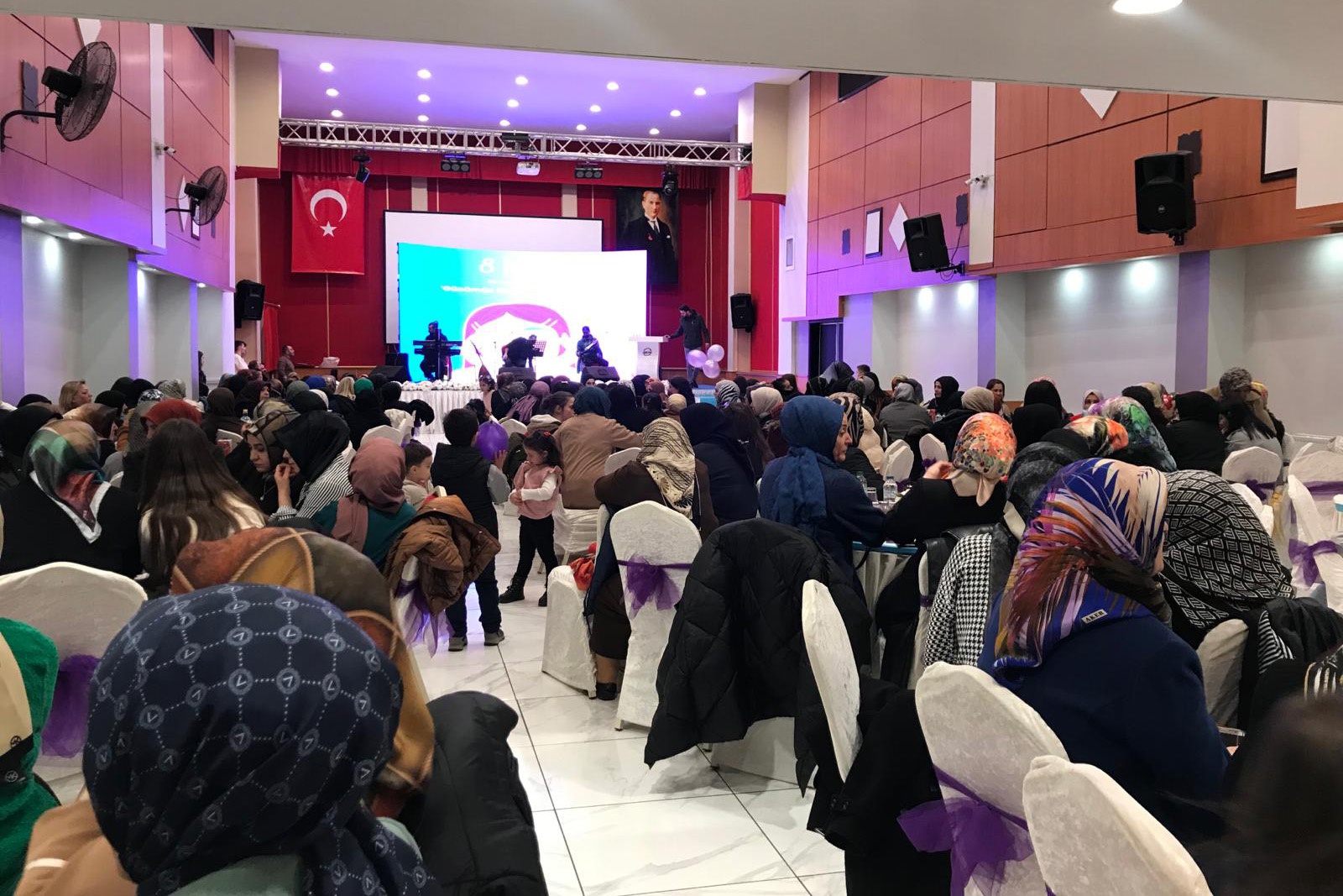 Ay-Kadın ve EVSAD Derneklerinden kadınlara özel program 11