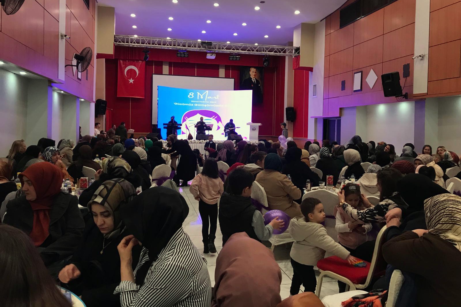 Ay-Kadın ve EVSAD Derneklerinden kadınlara özel program 16