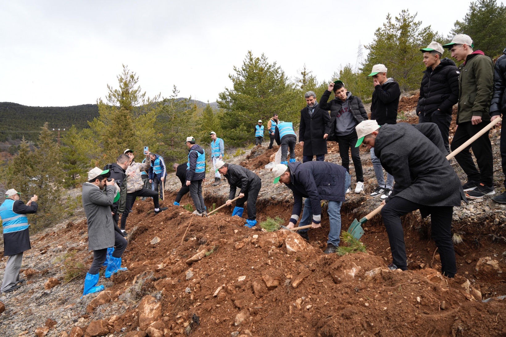 Gümüşhane’de 3 bin fidan toprakla buluştu 3