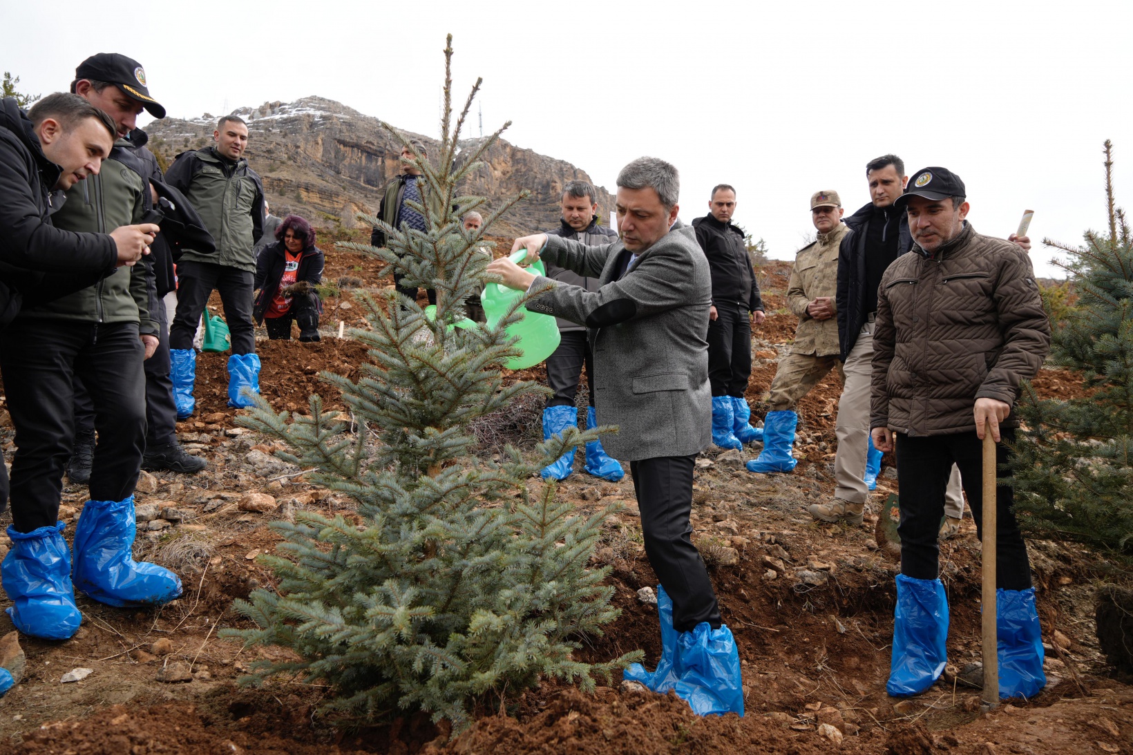 Gümüşhane’de 3 bin fidan toprakla buluştu 5