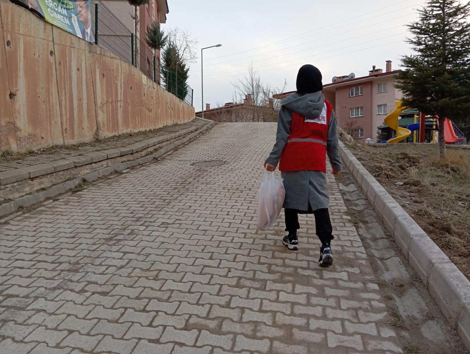 Kızılay’ın engelsiz gönüllüleri ihtiyaç sahiplerini pidesiz bırakmadı 9