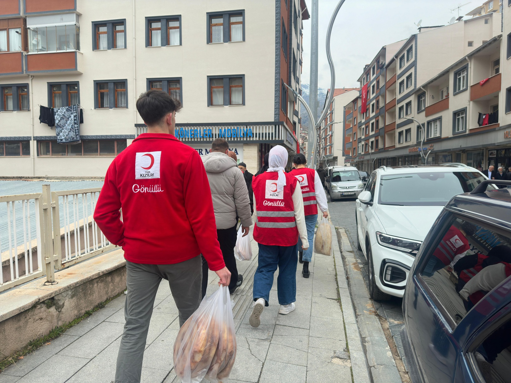Kızılay’ın engelsiz gönüllüleri ihtiyaç sahiplerini pidesiz bırakmadı 12