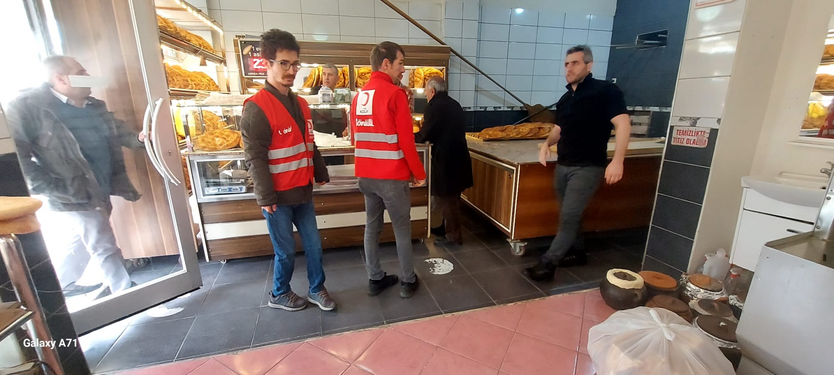 Kızılay’ın engelsiz gönüllüleri ihtiyaç sahiplerini pidesiz bırakmadı 2