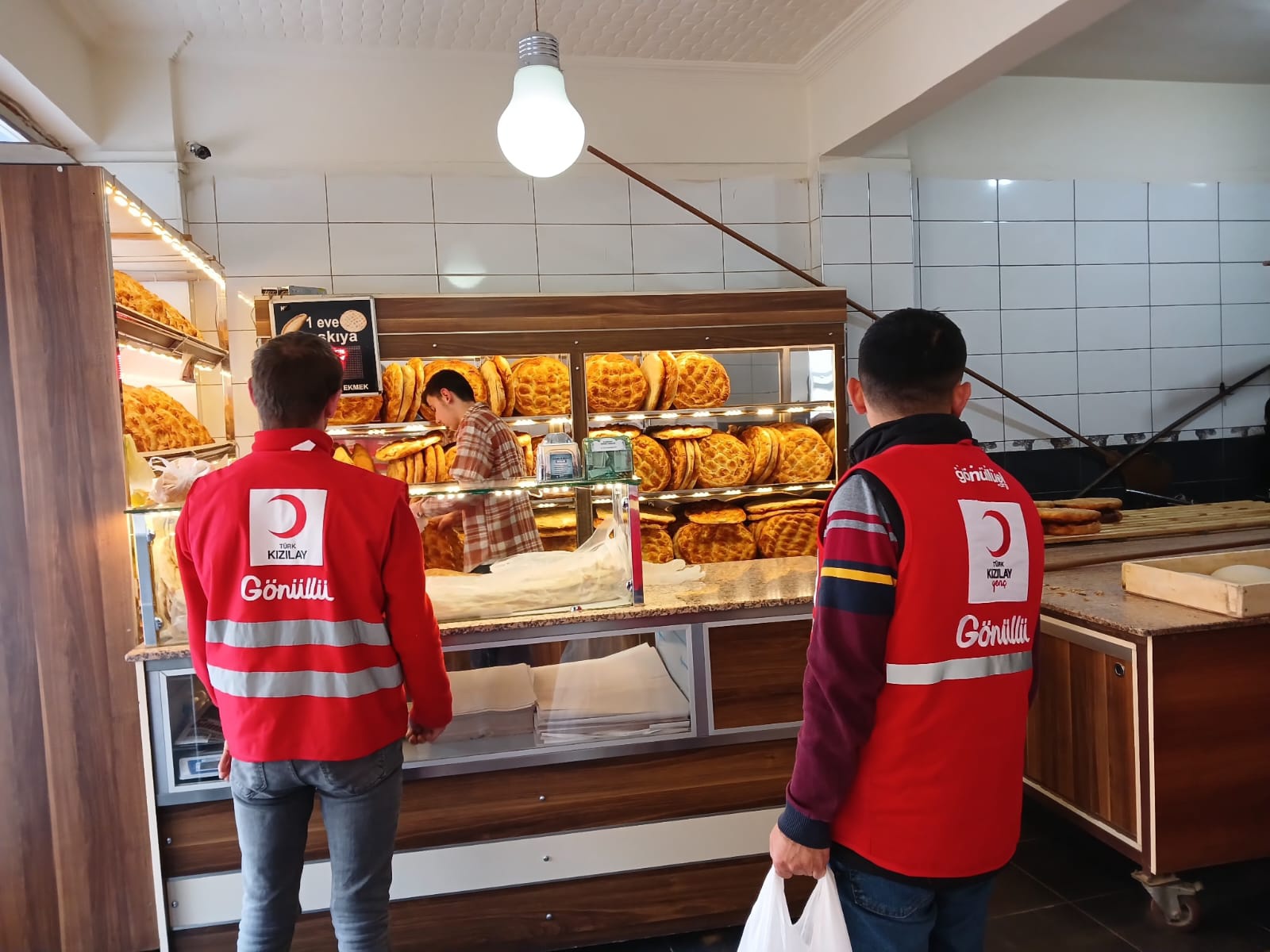 Kızılay’ın engelsiz gönüllüleri ihtiyaç sahiplerini pidesiz bırakmadı 3