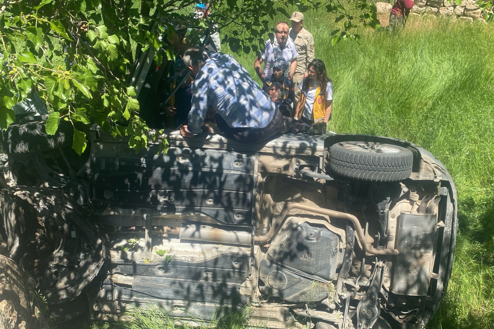 Gümüşhane’de yaşlı çift otomobille bahçeye yuvarlandı 2