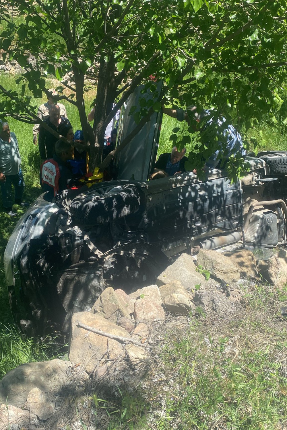 Gümüşhane’de yaşlı çift otomobille bahçeye yuvarlandı 3