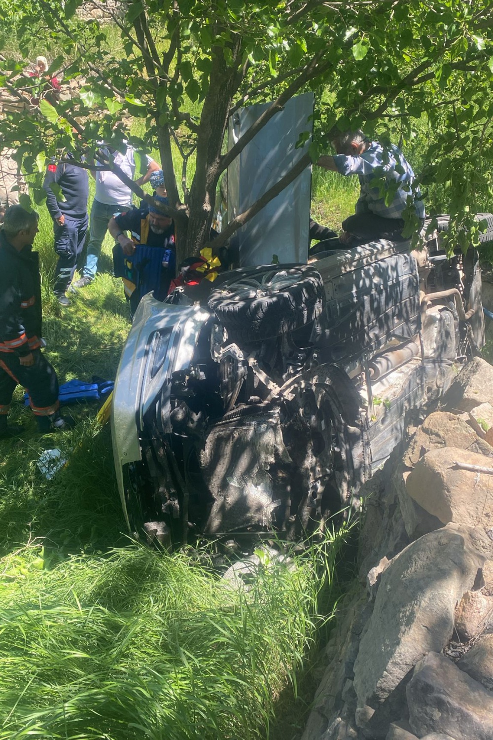 Gümüşhane’de yaşlı çift otomobille bahçeye yuvarlandı 5