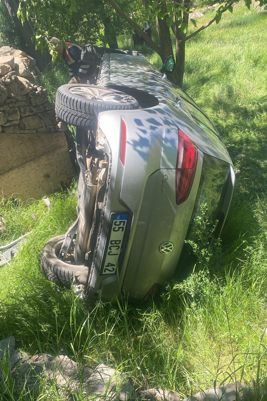 Gümüşhane’de yaşlı çift otomobille bahçeye yuvarlandı 6