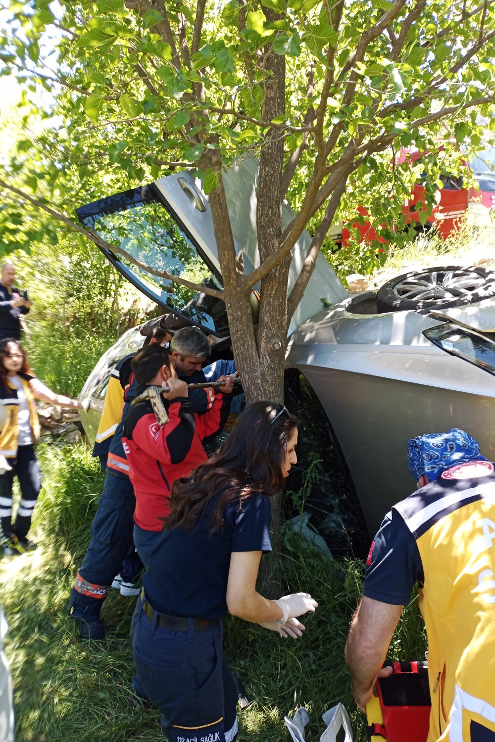 Gümüşhane’de yaşlı çift otomobille bahçeye yuvarlandı 7