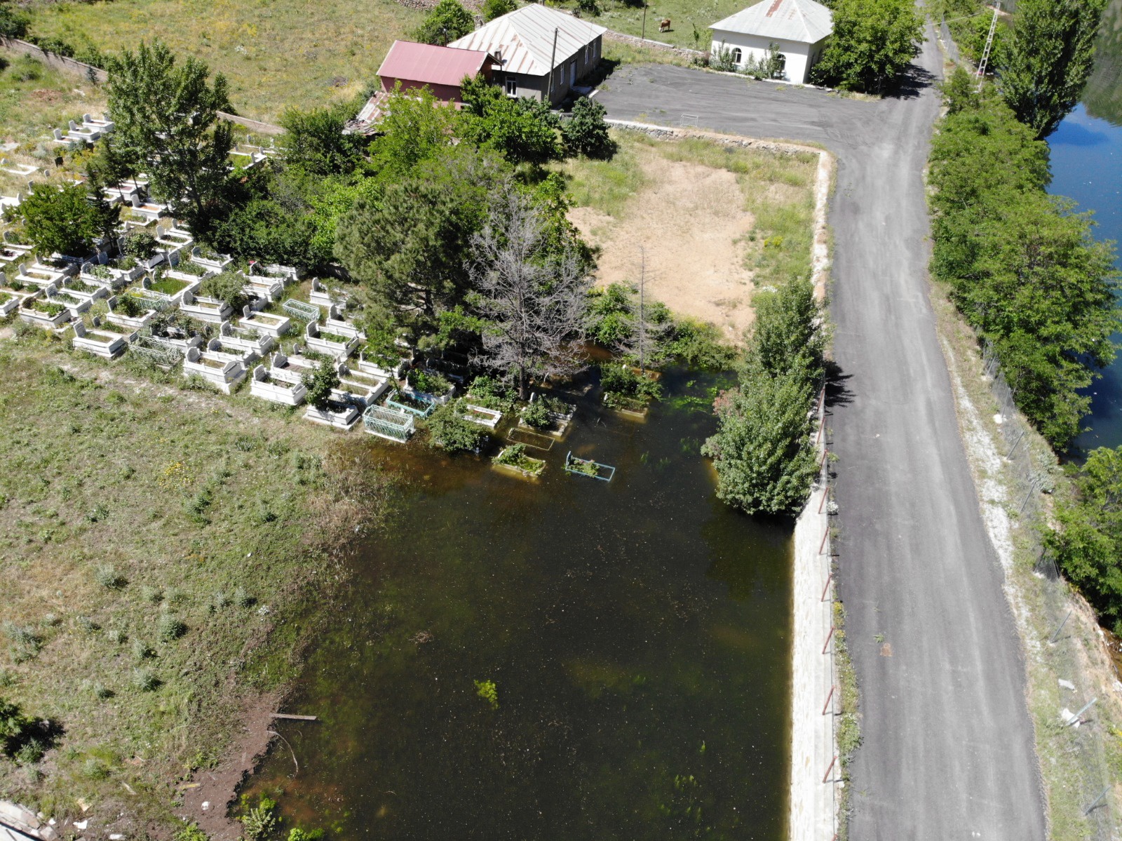 Torul’da baraj suları yükseldi mezarlıklar sular altında kaldı  8