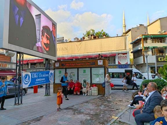 Ülkü Ocakları çocukları sevindirdi 1