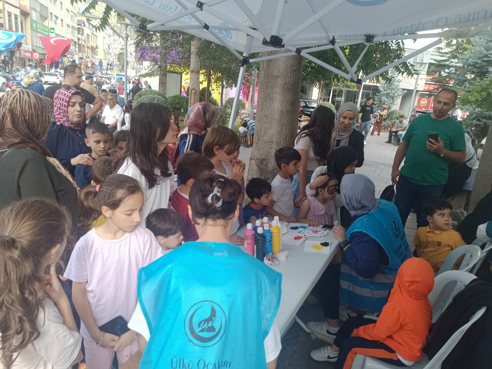 Ülkü Ocakları çocukları sevindirdi 7