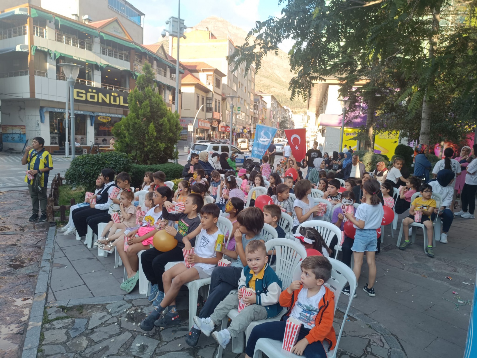 Ülkü Ocakları çocukları sevindirdi 17