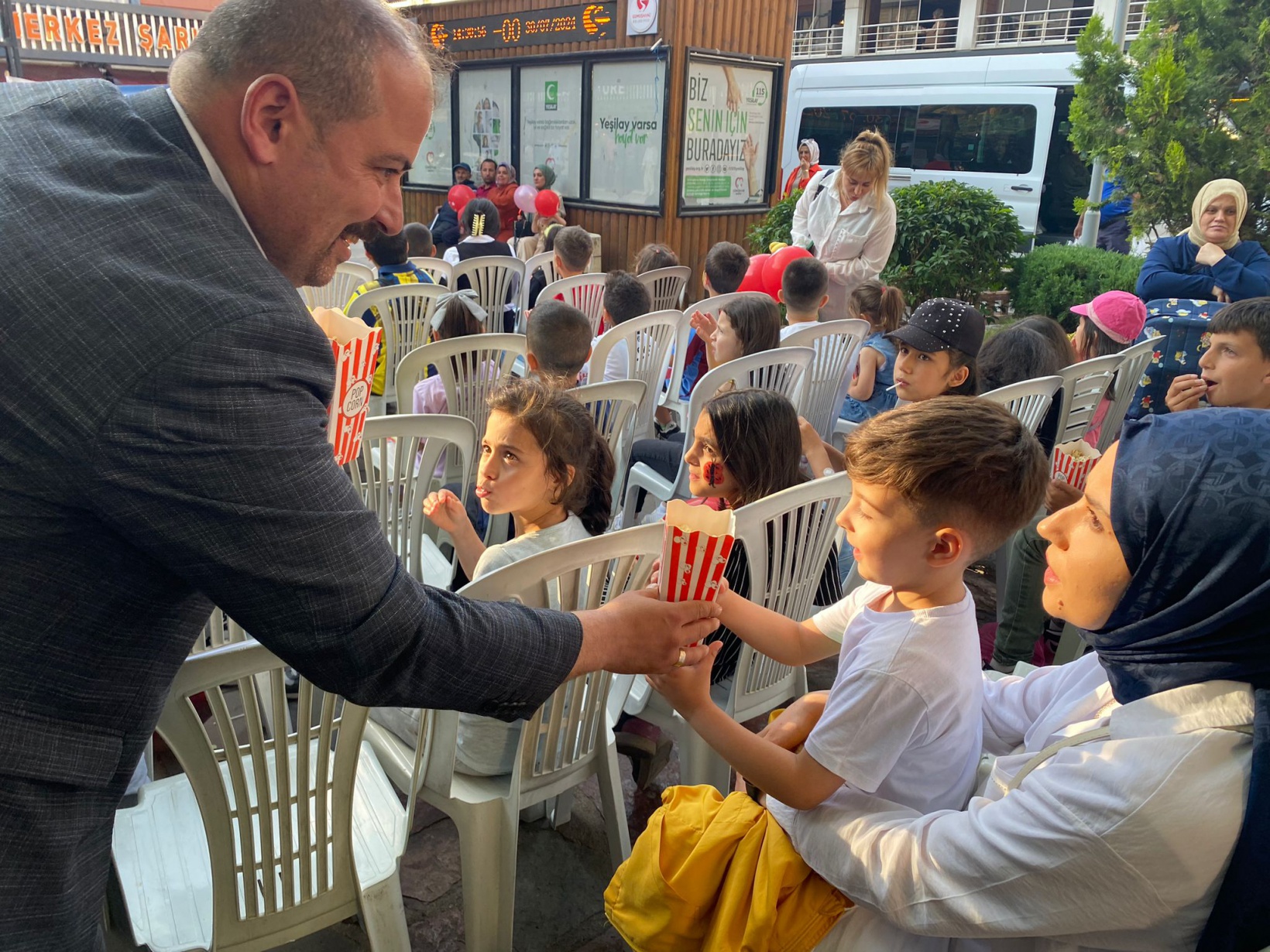 Ülkü Ocakları çocukları sevindirdi 11