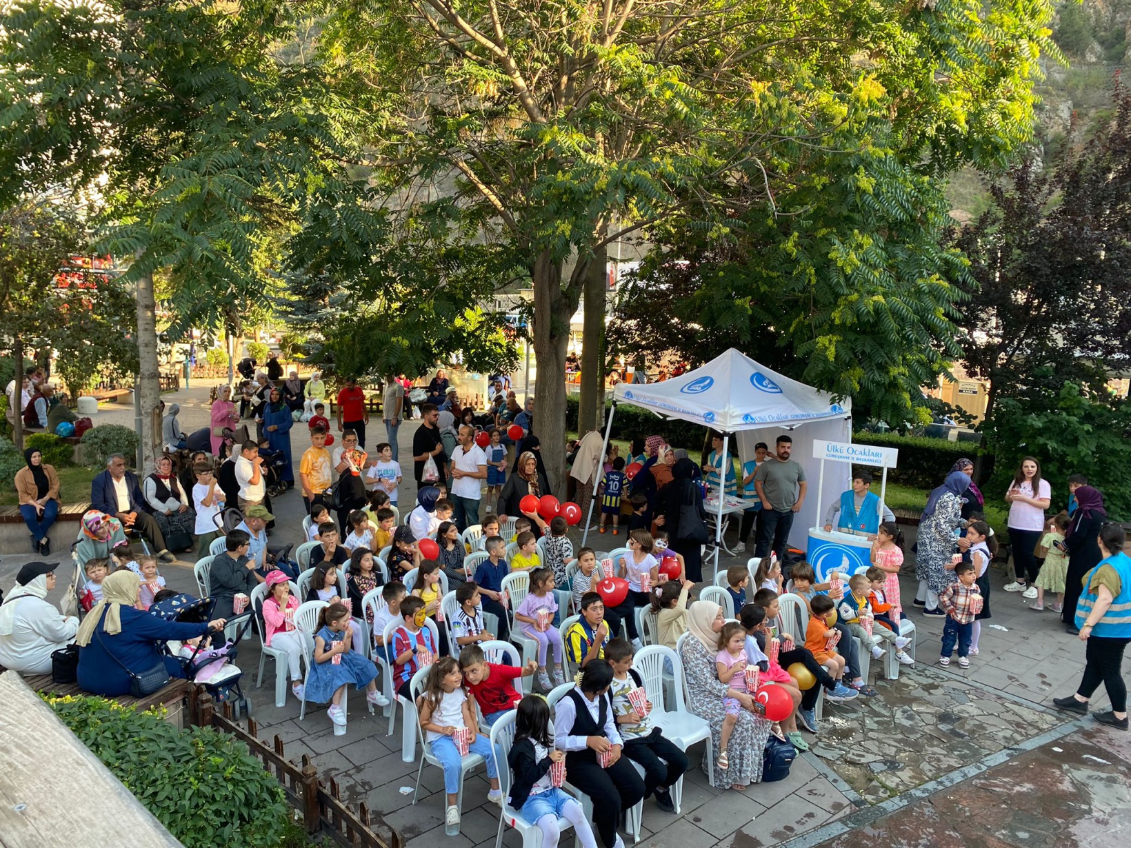 Ülkü Ocakları çocukları sevindirdi 16