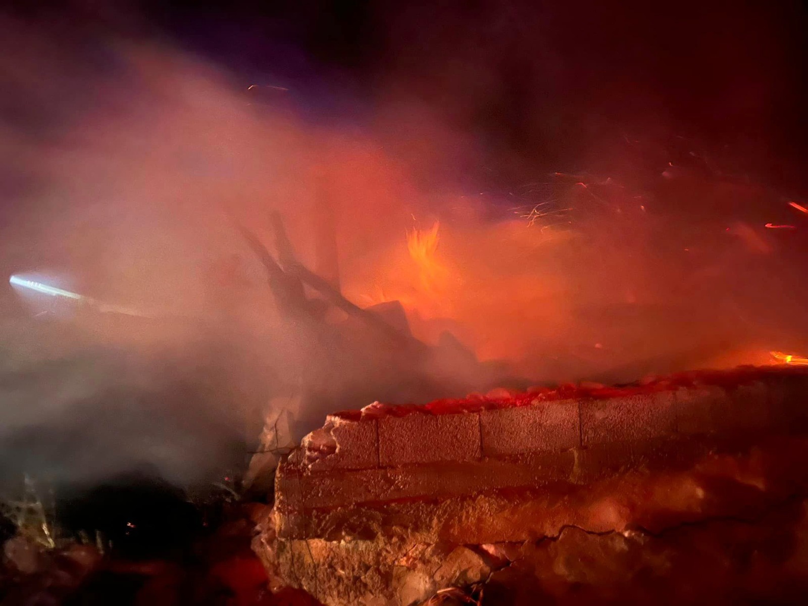 Köse’de çıkan yangında 10 ev ve ahır kullanılamaz hale geldi 1