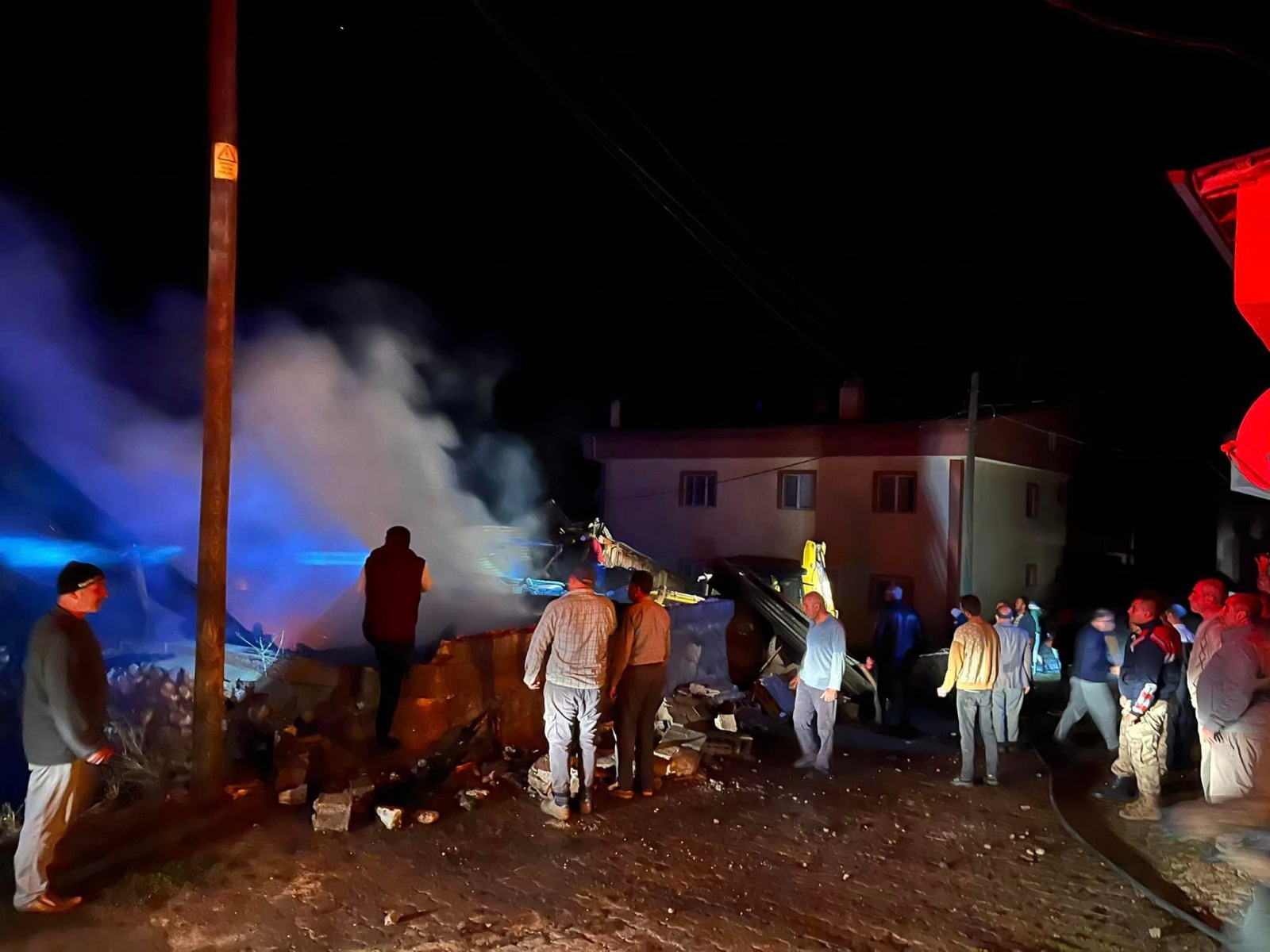 Köse’de çıkan yangında 10 ev ve ahır kullanılamaz hale geldi 3