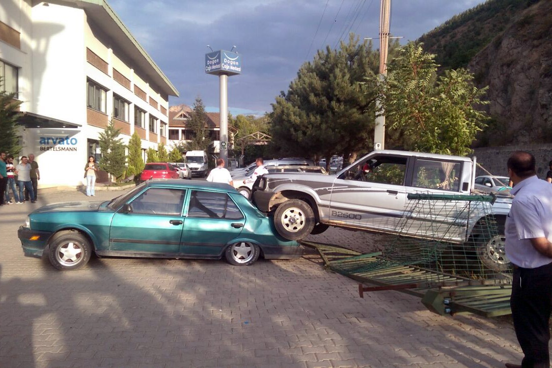 Gümüşhane’de ilginç kaza: 3 yaralı 4