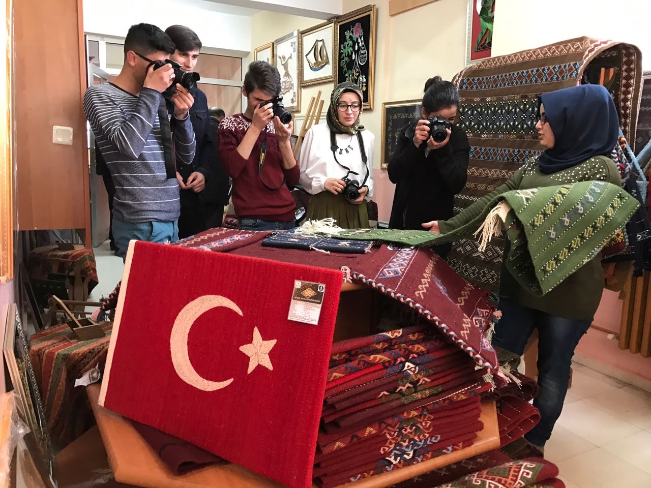 Genç Fotoğrafçılar Kelkit Zilli Kilim atölyesinde 2
