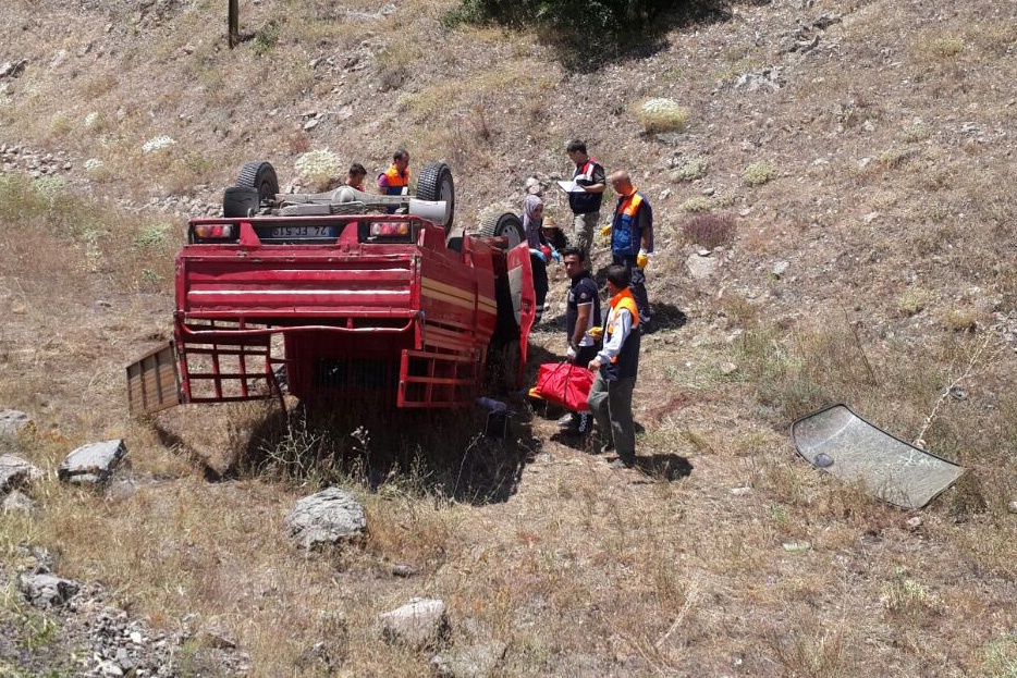 Kamyonet tarlaya yuvarlandı: 2 yaralı 5