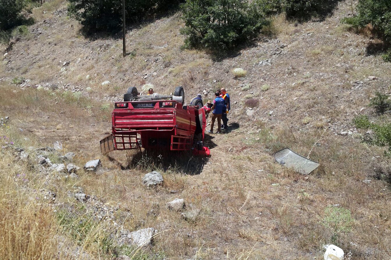 Kamyonet tarlaya yuvarlandı: 2 yaralı 6