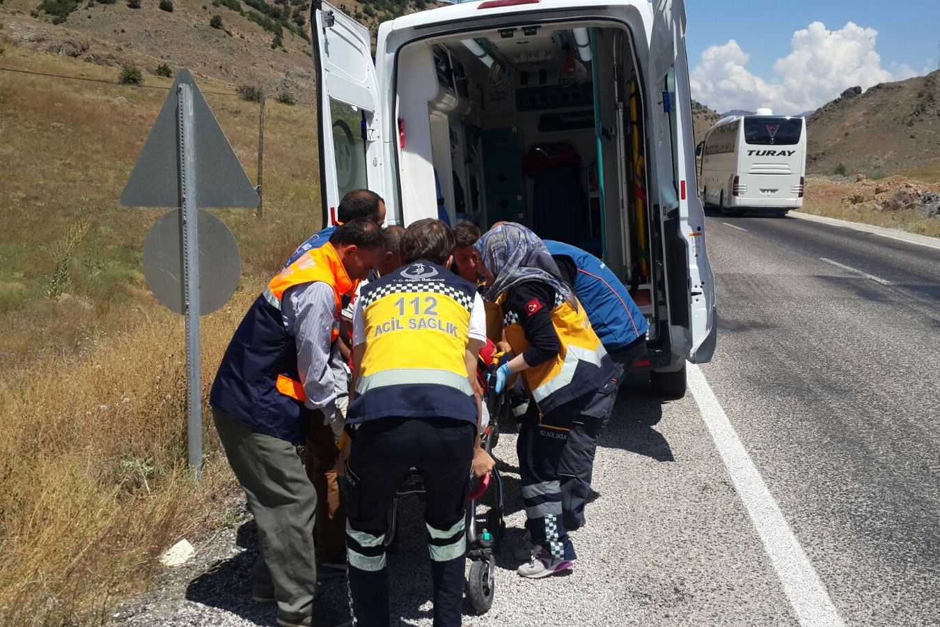Kamyonet tarlaya yuvarlandı: 2 yaralı 8