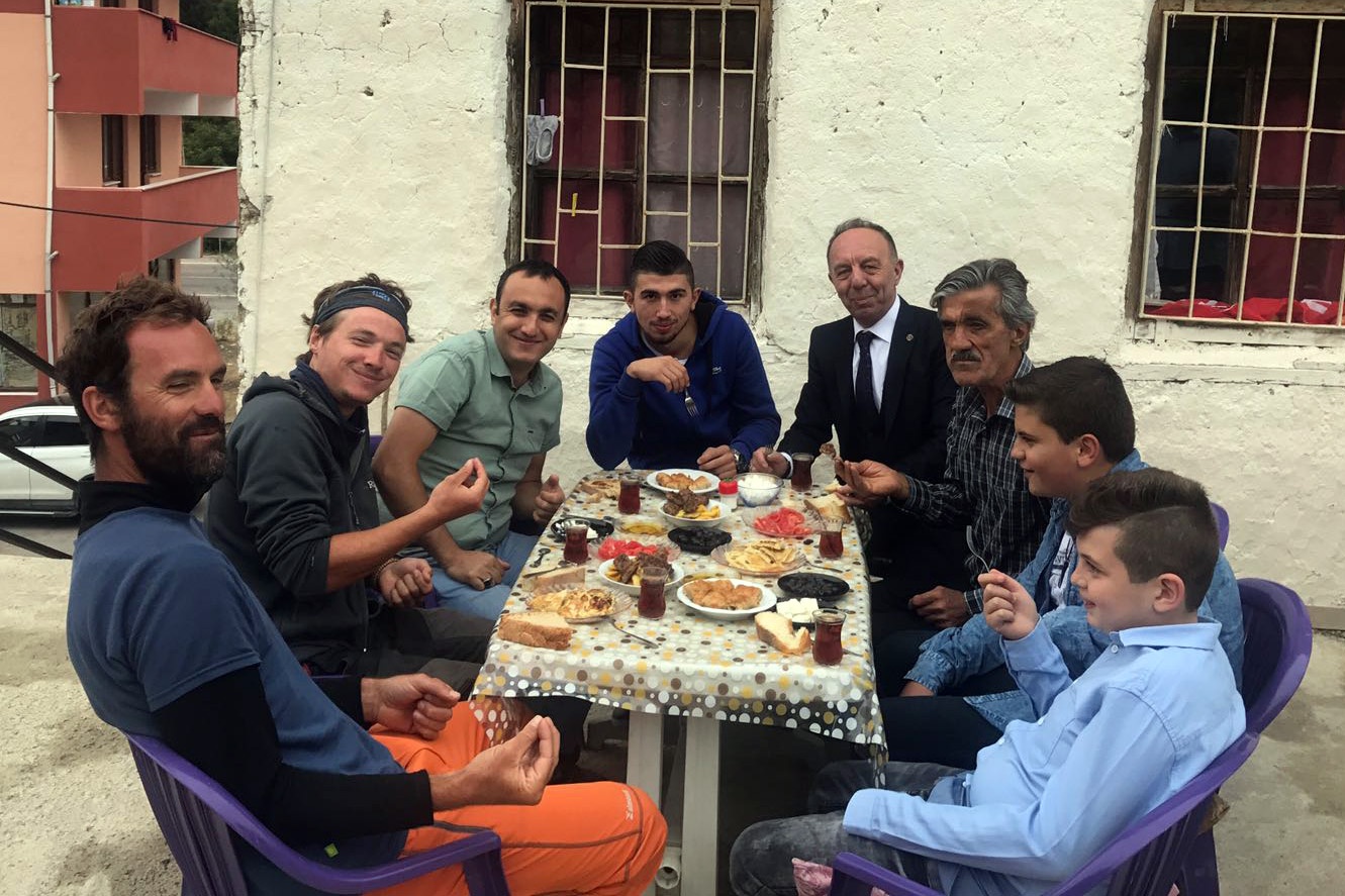 Bisikletle dünyayı geziyorlar, Anadolu insanı yüzünden turlarını tamamlayamıyorlar 3