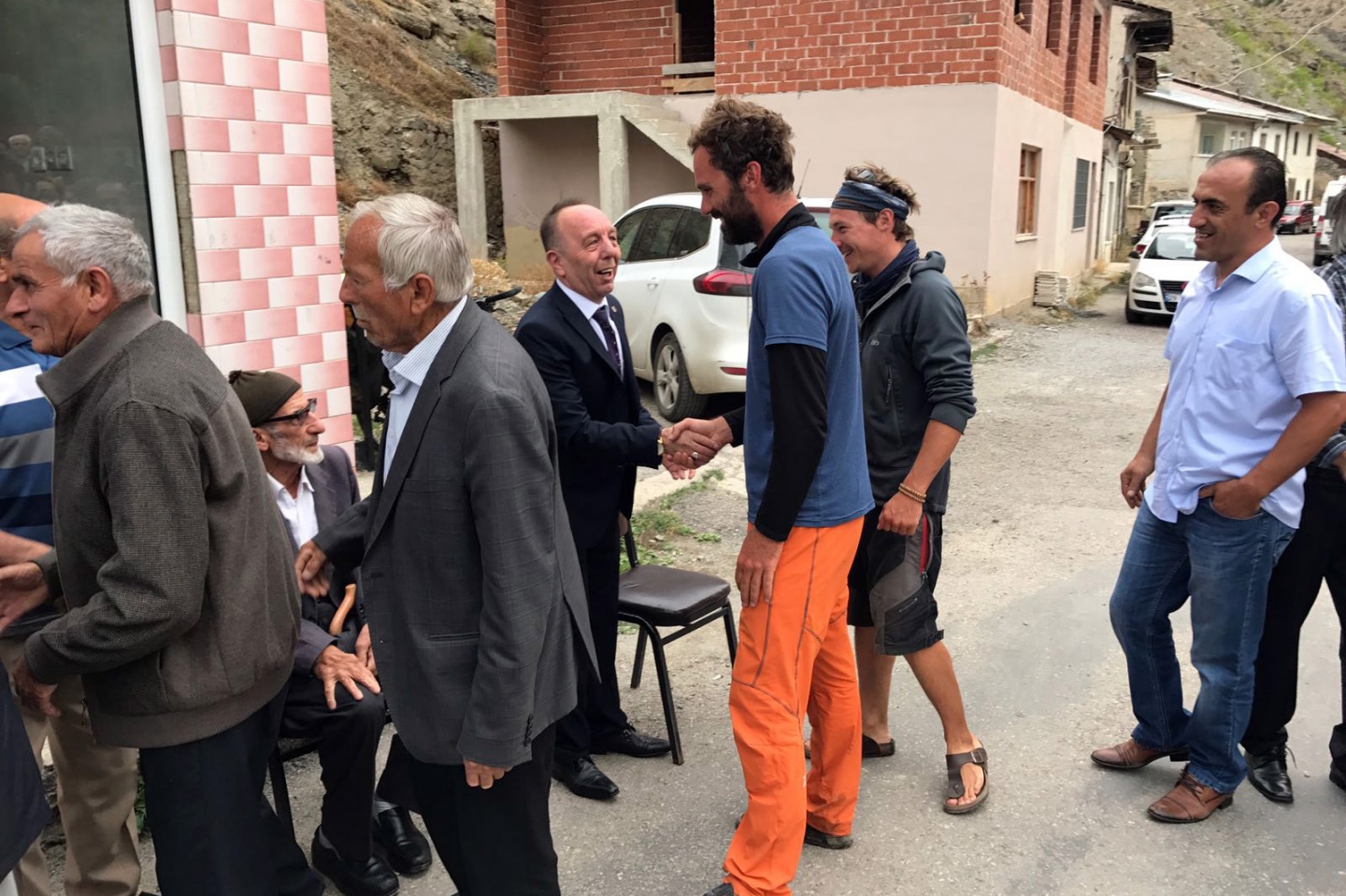 Bisikletle dünyayı geziyorlar, Anadolu insanı yüzünden turlarını tamamlayamıyorlar 5