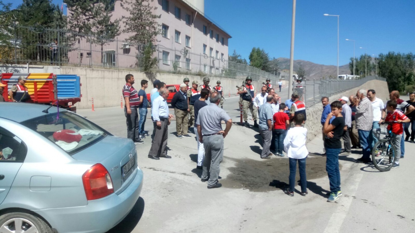 Gümüşhane’de vatandaşlar çimento fabrikasına giriş çıkışı kapattı 4