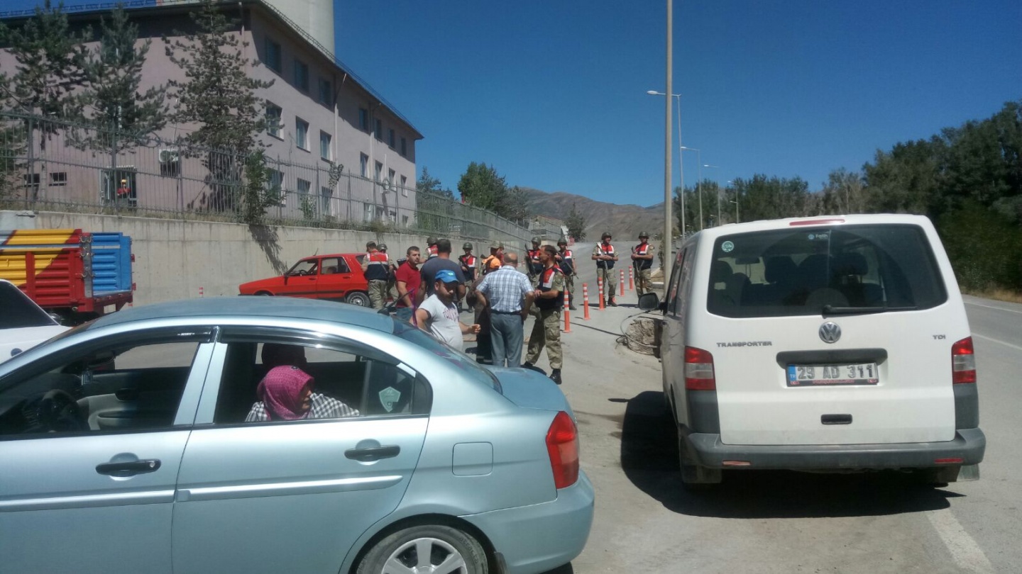 Gümüşhane’de vatandaşlar çimento fabrikasına giriş çıkışı kapattı 6