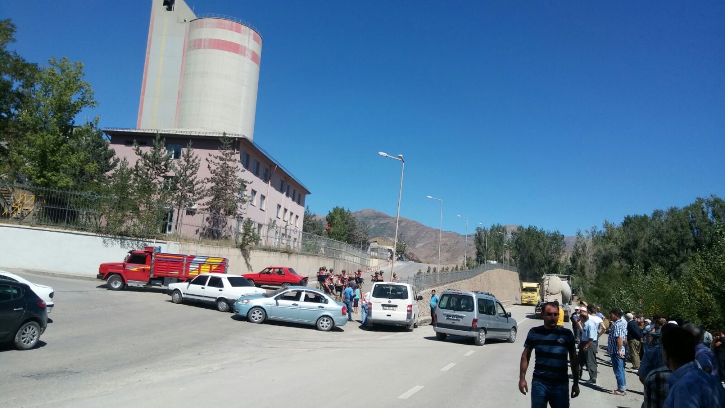 Gümüşhane’de vatandaşlar çimento fabrikasına giriş çıkışı kapattı 8