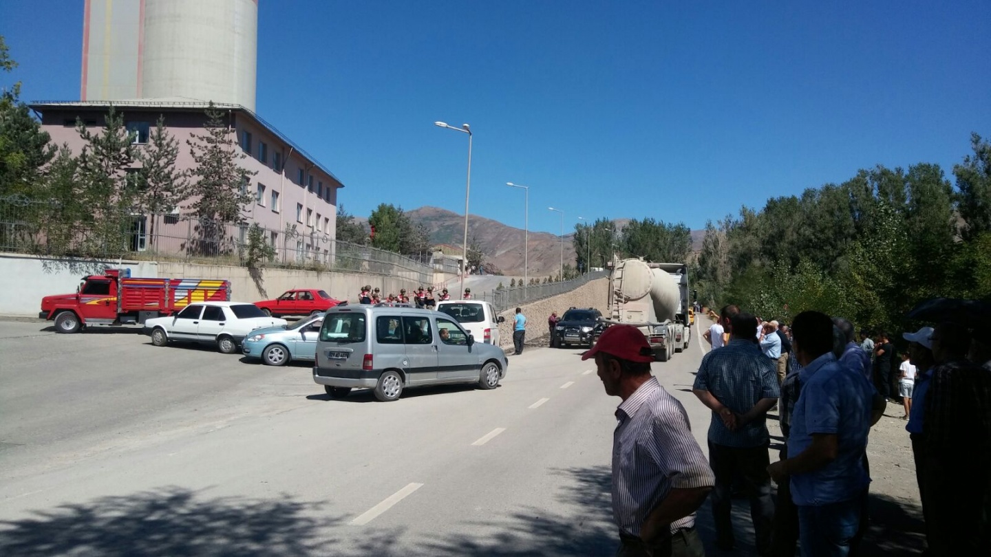 Gümüşhane’de vatandaşlar çimento fabrikasına giriş çıkışı kapattı 13