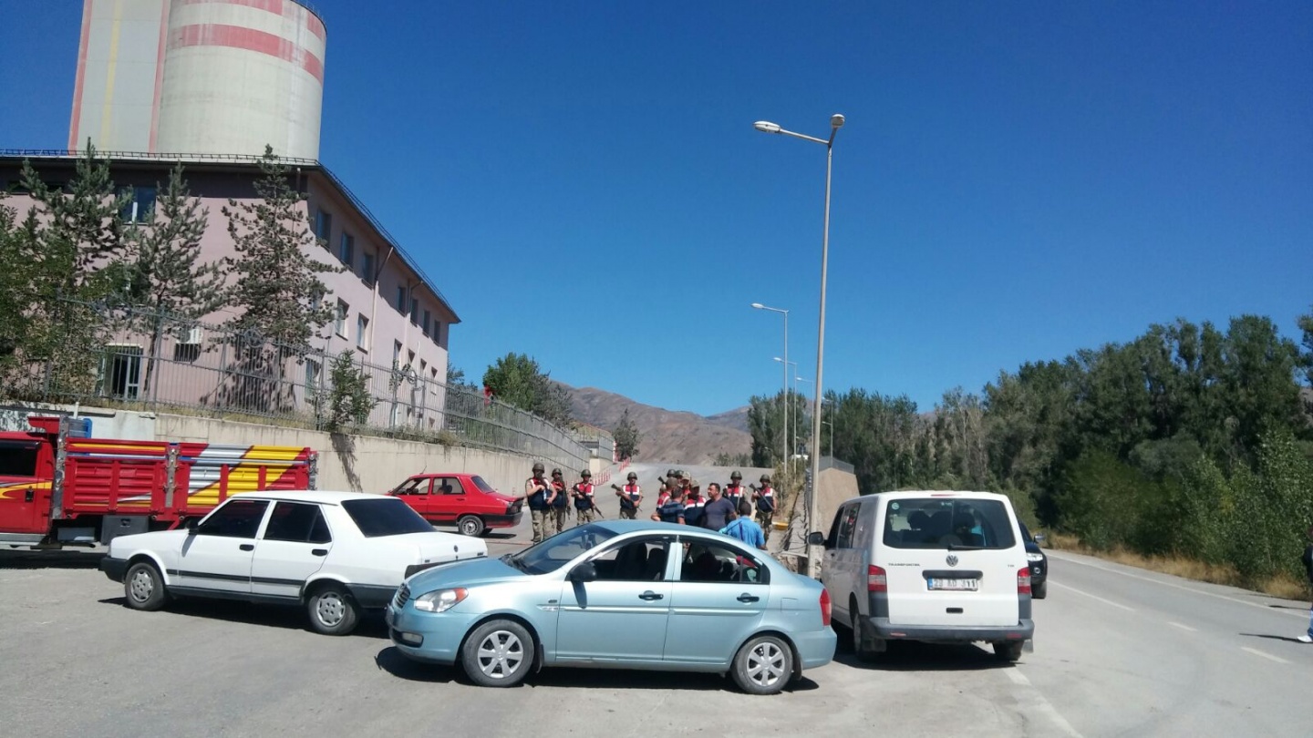 Gümüşhane’de vatandaşlar çimento fabrikasına giriş çıkışı kapattı 9