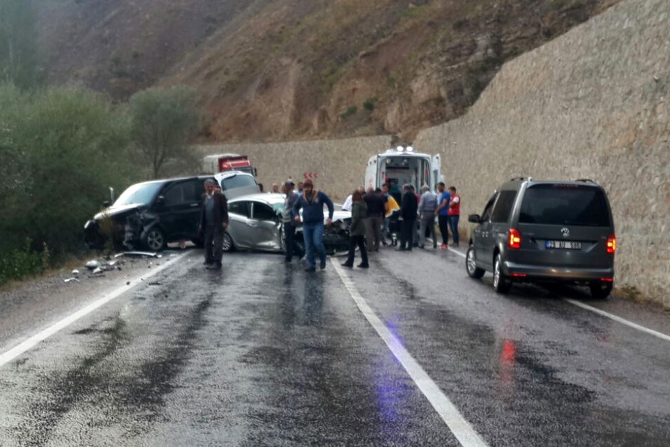Gümüşhane’de trafik kazası: 3 yaralı 8