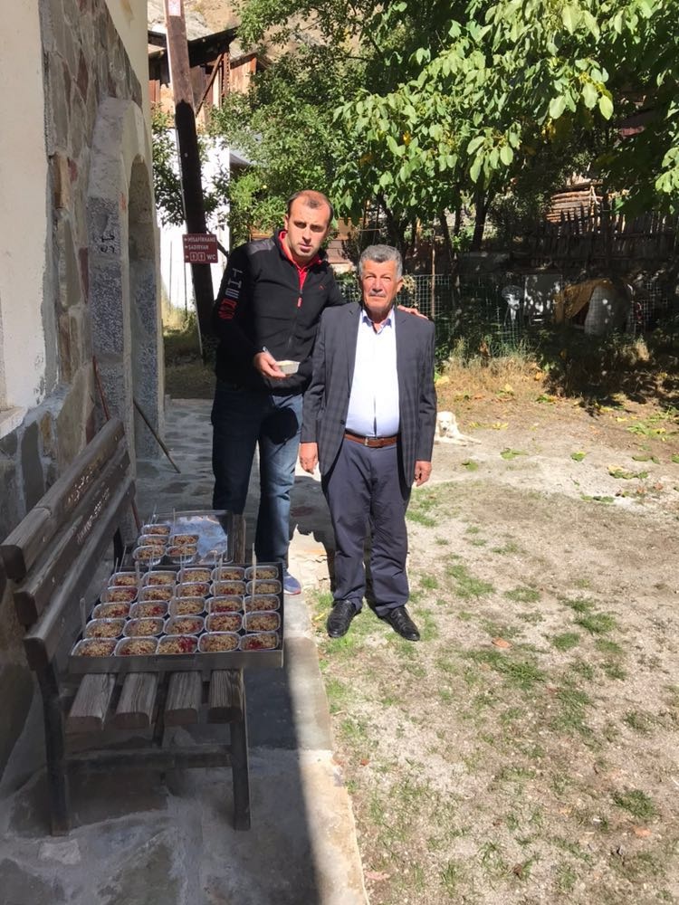 Yağlıdere derneğinden köyde aşure ikramı 6